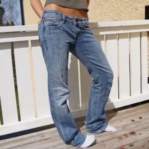 Straight Levis 570 jeans i väldigt bra skick. Passar perfekt till någon lång! Midjemått 40cm Innerbensmått 86cm