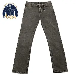 Sprillans nya jeans med fantastisk passform i en stilren design. Utmärkt till sommaren. Finns att välja i flera olika storlekar (se nedan) använd storleksguiden bild 5  28/28🟢 30/30🟢 30/32🟢 30/34🟢 32/30🟢 32/32🟢 32/34🟢 34/30🔴 34/32🔴 34/34🟢 36/34🟢