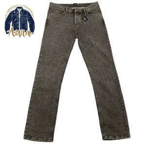 Montén Jeans (Nypris 1200 kr) - Sprillans nya jeans med fantastisk passform i en stilren design. Utmärkt året om. Finns att välja i flera olika storlekar (se nedan) använd storleksguiden bild 5  28/28🟢 30/30🟢 30/32🟢 30/34🟢 32/30🟢 32/32🟢 32/34🟢 34/30🔴 34/32🔴 34/34🟢 36/34🟢