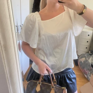 Vit satin topp - Vit topp ifrån StockhoLM, köpt för 600!💕💕 i super bra skick och super skön 