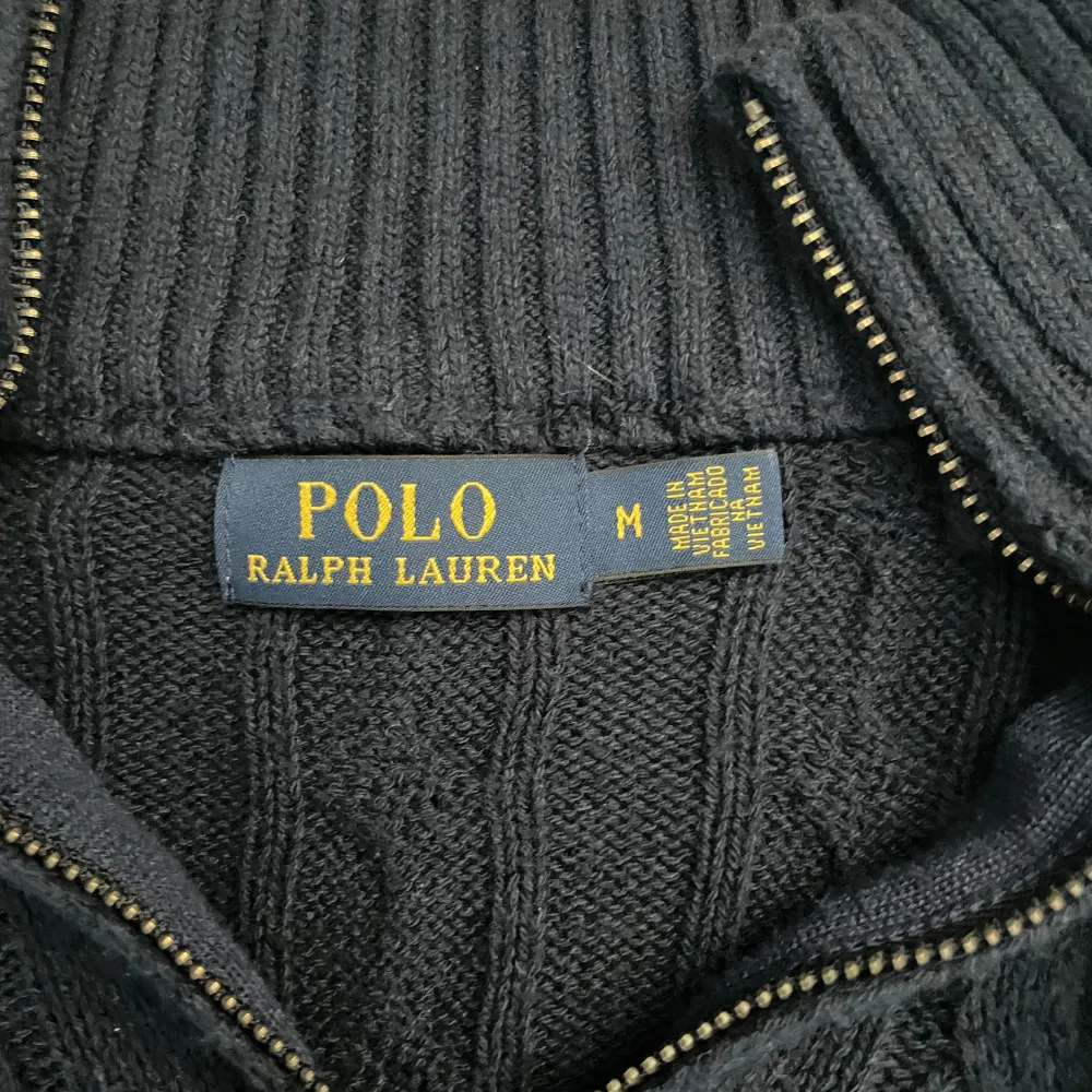 Säljer nu denna fina half zip från de trendiga märket Ralph Lauren! Skicket är 8/10! Ända nackdelen är att dragkedjan kan bli lite trög men går alltid upp ändå. Nypris ligger runt 2000! Här säljer jag den för ändast 399. Storleken är M funkar med S! . Hoodies.