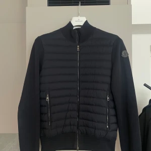 Moncler Cardigan - Sjukt najjs cardigan, black lable. Nästan som nu!!! 