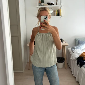 Topp - Superhäftig blus i så fin färg till sommarfester! Blusen är luftig och jätteskön🙌🏼Säljer pga den inte kommer till användning😔passar S & M! skriv för frågor