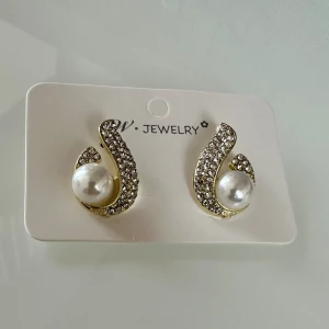 Örhängen  - De små stiftörhängena är förstklassigt och detaljrikt utformade i guld. De imponerar med en slingrande orm i naturtrogen design. Det ger det uttrycksfulla örosmycket elegant glans. Stiftörhängena passar perfekt för en extravagant, originell look. 