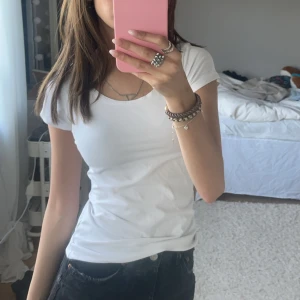 Vit t-shirt  - Fin vit t-shirt som inte kommer till användning mer! 