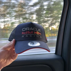 Red Bull Keps - Kepsen är värd 500 spänn ny. Inte använd och inga skador. Jag säljer för jag redan har en. Priset kan diskuteras 