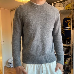 Grå stickad tröja - Fin grå stickad tröja. Lite nopprig och lite för liten nu. 