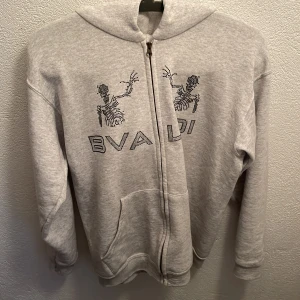 Bvaldi hoodie  - Säljer min hoodie. Storlek xs Funderingar så hör av er