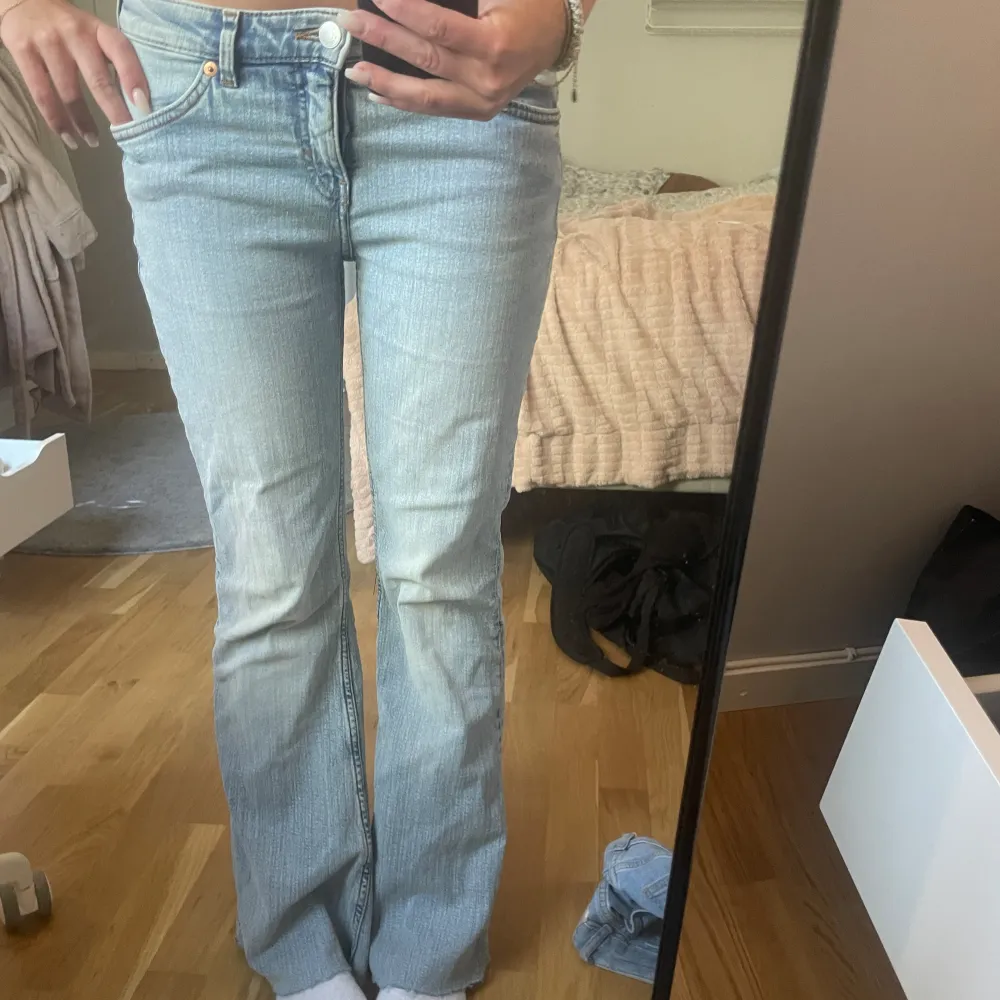 AS snygga jeans från monki. I storlek 26 och skulle säga motsvarar 36 Europas storlek. Från monki.. Jeans & Byxor.