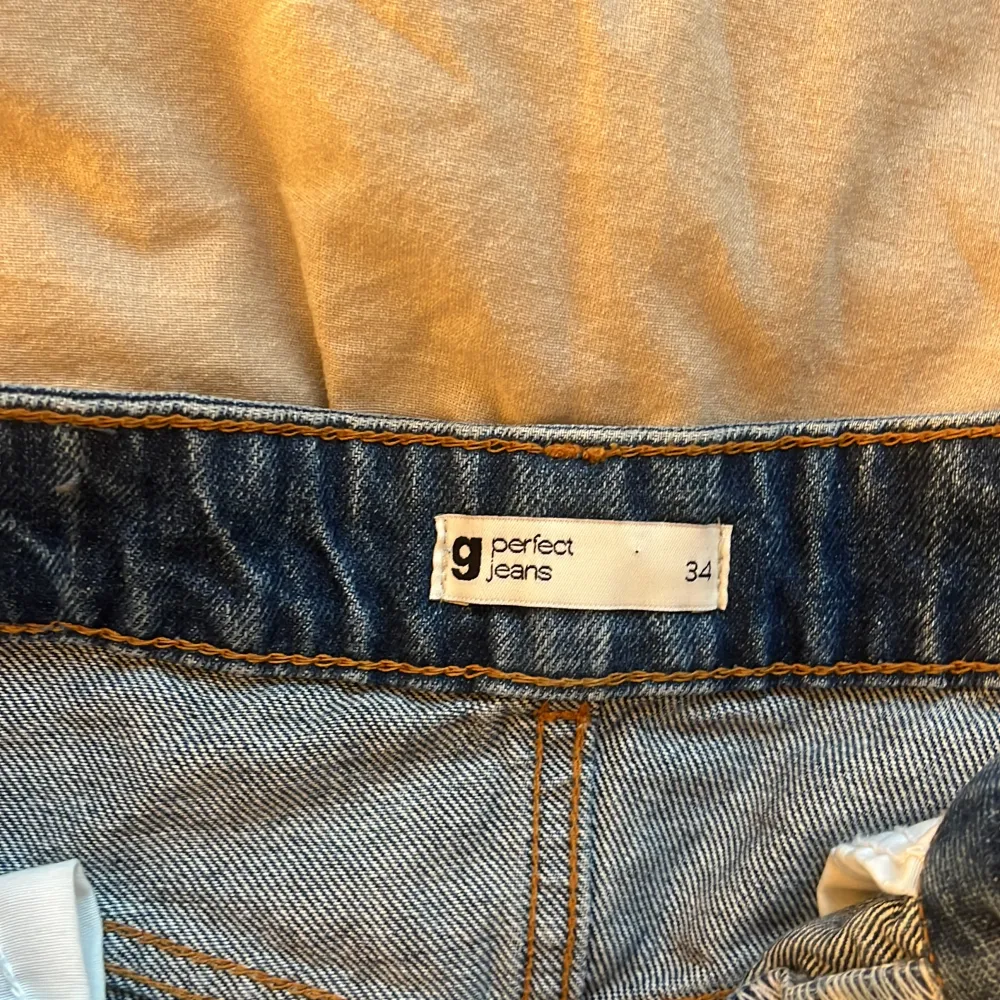 Hej!! Säljer denna fina jeans kjol ifrån Gina Tricot, då den är lite för liten för mig. Den är använd bara några få gånger. Jättefin och jätte skön 💞hör av er för fler bilder. . Kjolar.