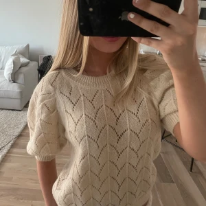 Stickad t shirt  - Endast använd 1 gång så superbra skick!💕