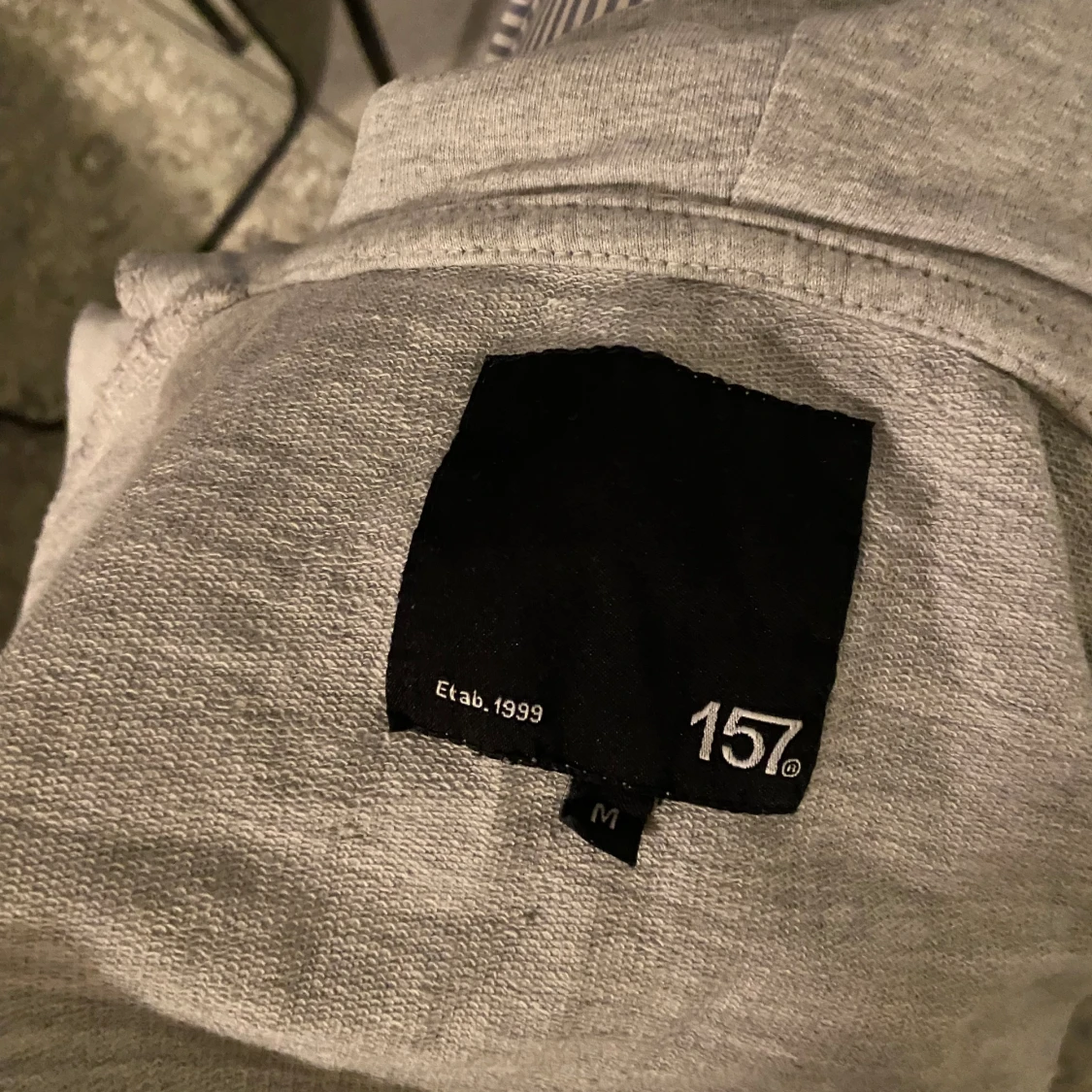 Grå hoodie med dragkedja  - 91