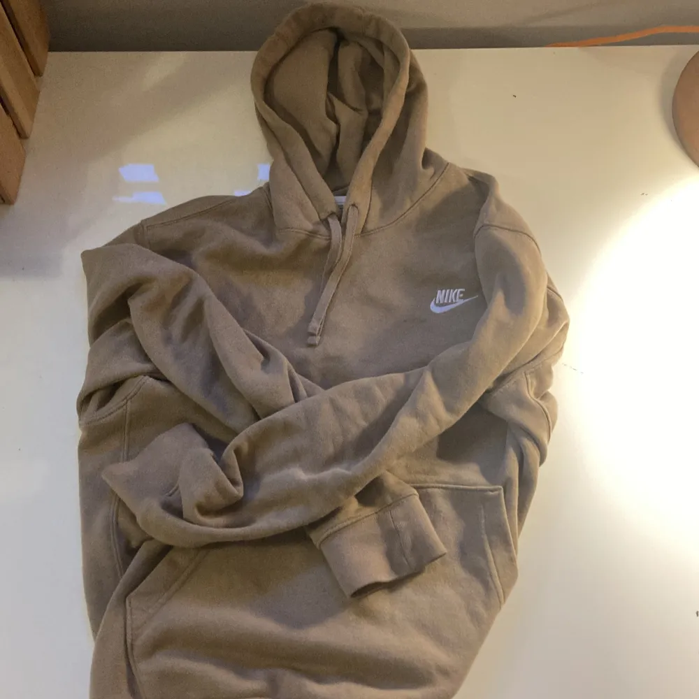 Säljer min bruna/beige Nike hoodie, till ett bra pris🤝Hoodien är i storleken Small, tröjan har inte några tecken alls på användning. Hoodien är i ett riktigt skönt material som gör att den passar mycket bra. Hoodies.