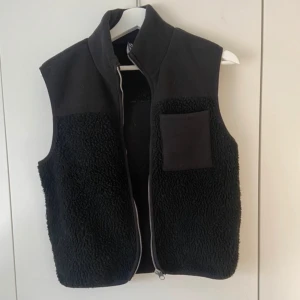 Fleece väst  - En fin Teddy/ fleece väst i väldigt bra skick! Aldrig använd!  Köparen står för frakt 📦 