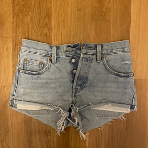 Jeansshorts - Jättefina jeansshorts från Levis💗säljer de för att de tyvärr har blivit lite för små. Jag är ca 165cm lång. Det är bara att skiva om ni har några frågor🩷