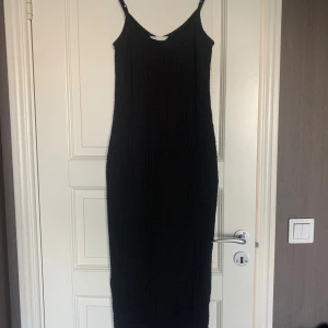 Svart maxiklänning - Otroligt snygg svart maxiklänning från H&M men slits baktill, slitsen baktill har spruckit ca 2cm men inget man ser när den bärs!💘