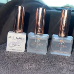 Justnails primer - Säljer mina älskade trio (dehydrator, primer & Base gel) från just nails då jag börjat arbeta med ett annat märke. Ger ett otroligt hållbart resultat där naglarna håller mellan 4-8 veckor. Väldigt sparsamt använda!! 