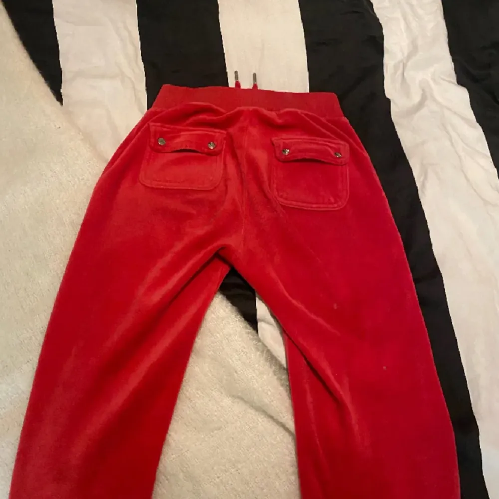 Röda juicy byxor i stl s, dom är lite andvända men dom är väldigt fint skick och fortfarande väldigt mjuka❤️. Jeans & Byxor.