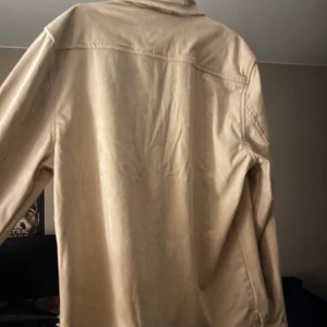 Overshirt beige william baxter - Overshirt köpt på stayharf i mycket bra skick. Medium storlek.   Köpare betalar frakt.  Funkar som en lätt sommar jacka.