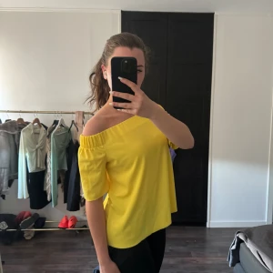 Gul off shoulder tröja - Gul off shoulder tröja från Only i storlek S. Tröjan har använts fåtal gånger och är i mycket bra skick