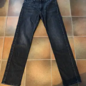Snygga lee jeans till ännu ett bra pris! Skick 9,5-10 bra kvalité, storlek W29 L32, hör av dig för mer info🍾