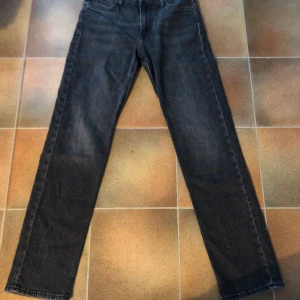 Lee jeans  - Snygga lee jeans till ännu ett bra pris! Skick 9,5-10 bra kvalité, storlek W29 L32, hör av dig för mer info🍾