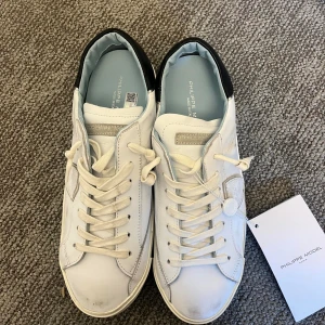 Philippe model - Fått in dem här helt nya Philippe model skorna me allt og Pris 2400 Långt under retail Storlek 44