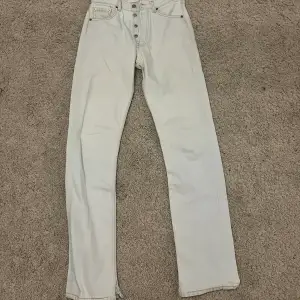 Jättefina levi’s jeans i modellen 501 i väldigt ljus blå som nästan ser vita ut. Köpta på Sellpy men passade tyvärr inte så jag har inte använt dem. Har en liten slits på benen längst ner. Storlek 28/34