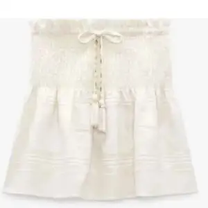 Fin zara kjol som inte kommer till användning o är änvänd ett fåtal gånger💕 den funkar o ha som tröja också🤍
