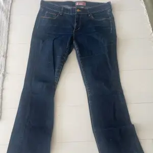 Säljer ett par oanvända jeans med snygga texturer. Det är i st 32 och midjemåttet är 86. Säljer dessa pågrund av för stort midjemått. Det står att de är från märket ”Loyal” men det är köpte från sellpy.