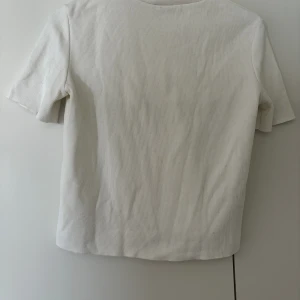 Benvit topp från Zara - T-shirten från Zara är i ett tjockare material och är perfekt både till jeans och kostymbyxor! Tröjan är knappt använd och rättvisande i storleken💕