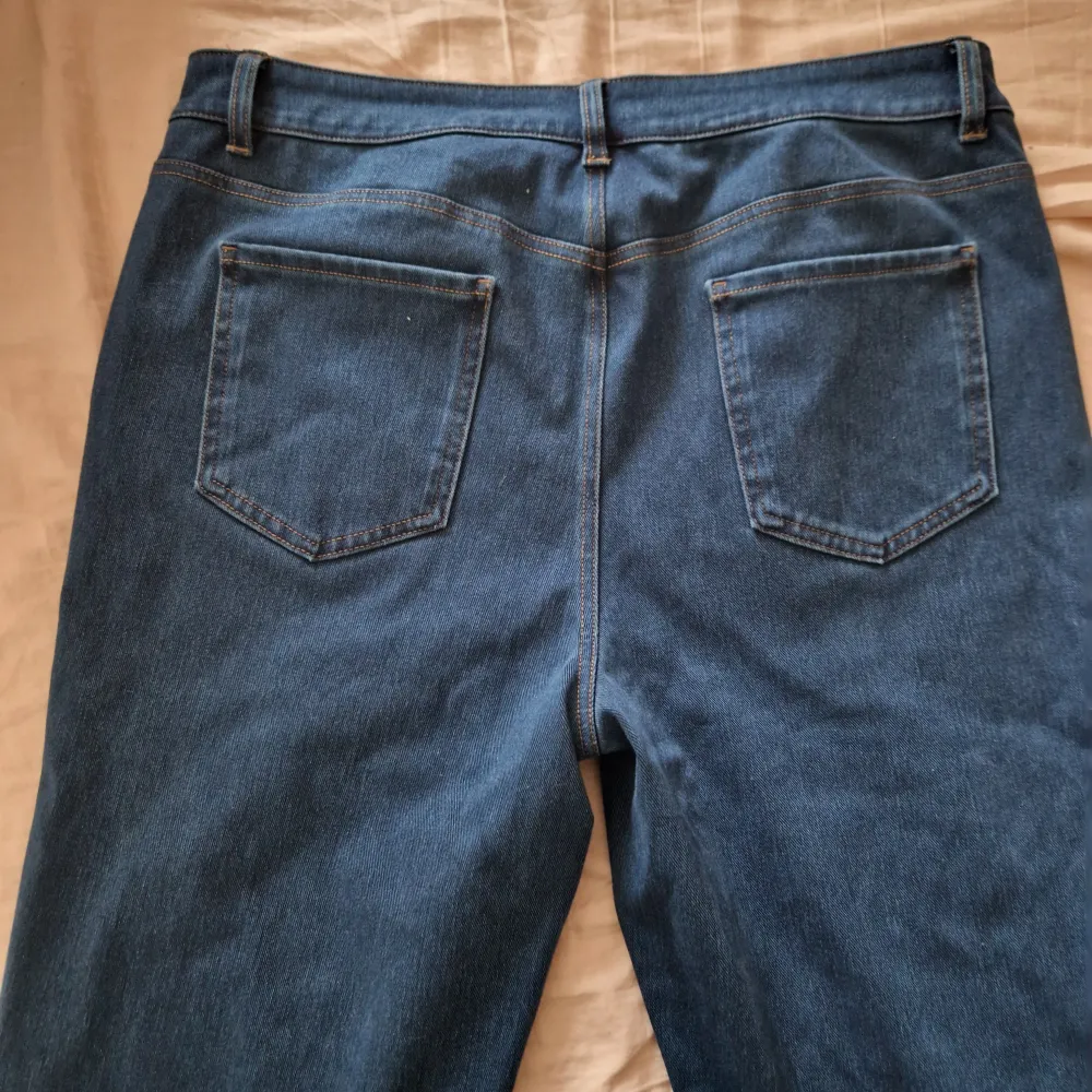  För en kort person. Mycket stretchiga och stora jeans från HALARA. Färgen är Lake Blue Denim och längden är petite. Stilen är Bootcut. Utsvängda ben. Nya och använda. Jeans & Byxor.