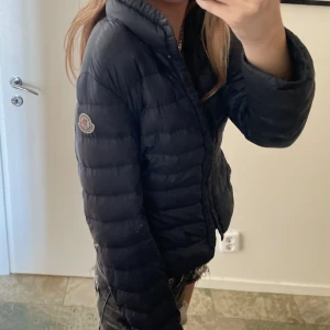 Moncler jacka - Den har en lagning (se sista bilden) men det syns knappt när man har på sig den💕Och två små hål. Storlek 14y men sitter som XS/S, nypris ca 5500. Bra men använt skick. Några små defekter kom privat för att jag ska visa