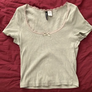 Grön topp med spets - Ljusgrön topp med spets från HM i storlek medium. Endast testad och inga defekter. Priset kan diskuteras.