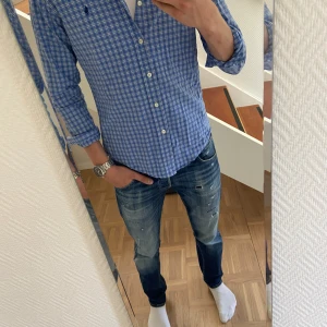 Ralph Lauren skjorta - Säljer denna Ralph Lauren skjorta som passar perfekt till den nya ”soft-grisch” stilen! Den har storleken M och är i bra skick! Vid minsta fundering är det bara att skriva!
