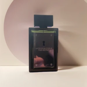 Antonio Banderas The Secret - Parfym Samples av Antonio Banderas The Secret! Finns i 1ml, 2ml, 3ml, 5ml och 10ml. 1ml=7kr, 2ml=15kr, 3ml=17kr, 5ml=27kr, 10ml=45kr. 18kr frakt, betala med Swish😁