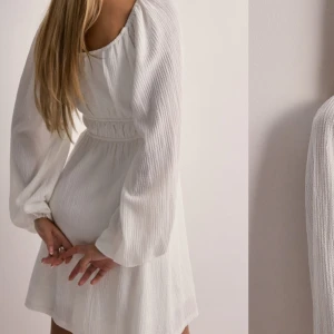 Vit klänning - Säljer denna klänning då jag inte använt den. Prislapp sitter kvar. Priset går att diskutera.