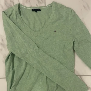 Tommy hilfiger tröja - Grön Tommy hilfiger tröja som aldrig används. Dne ör i super bra skick och som ny! 💕 