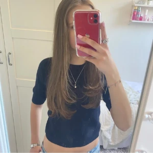 kortärmadstickad tröja  - så fin kortärmad stickad tröja från zara! Storlek S men passar även xs 🥰 super bra skick! 💞pris kan diskuteras