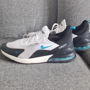 Träningsskor - Nyskick, använda fåtal gånger, var för små. Typ 43 till 43.5. Bekväma och otroligt lätta på  fötterna. Skick 10/10 men liiite smuts som syns på bild.