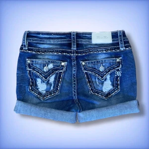 Miss me shorts - Ett par jätte fina uppsydda miss me shorts! Hör av dig ifall du har frågor!💙