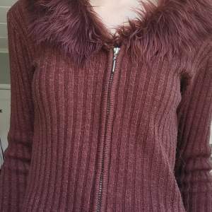 En lite tunnare jacka/tröja som passar bra till våren.☀️ Knappt använd då den inte är min stil.💕