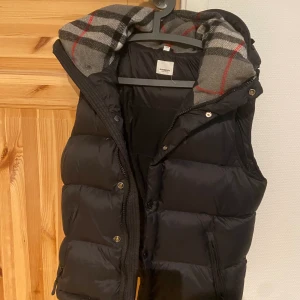 Burberry väst/Jacka - Burberry jacka/väst Armarna finns med också så man kan göra den till en jacka, skriv för fler bilder Pris kan diskuteras 