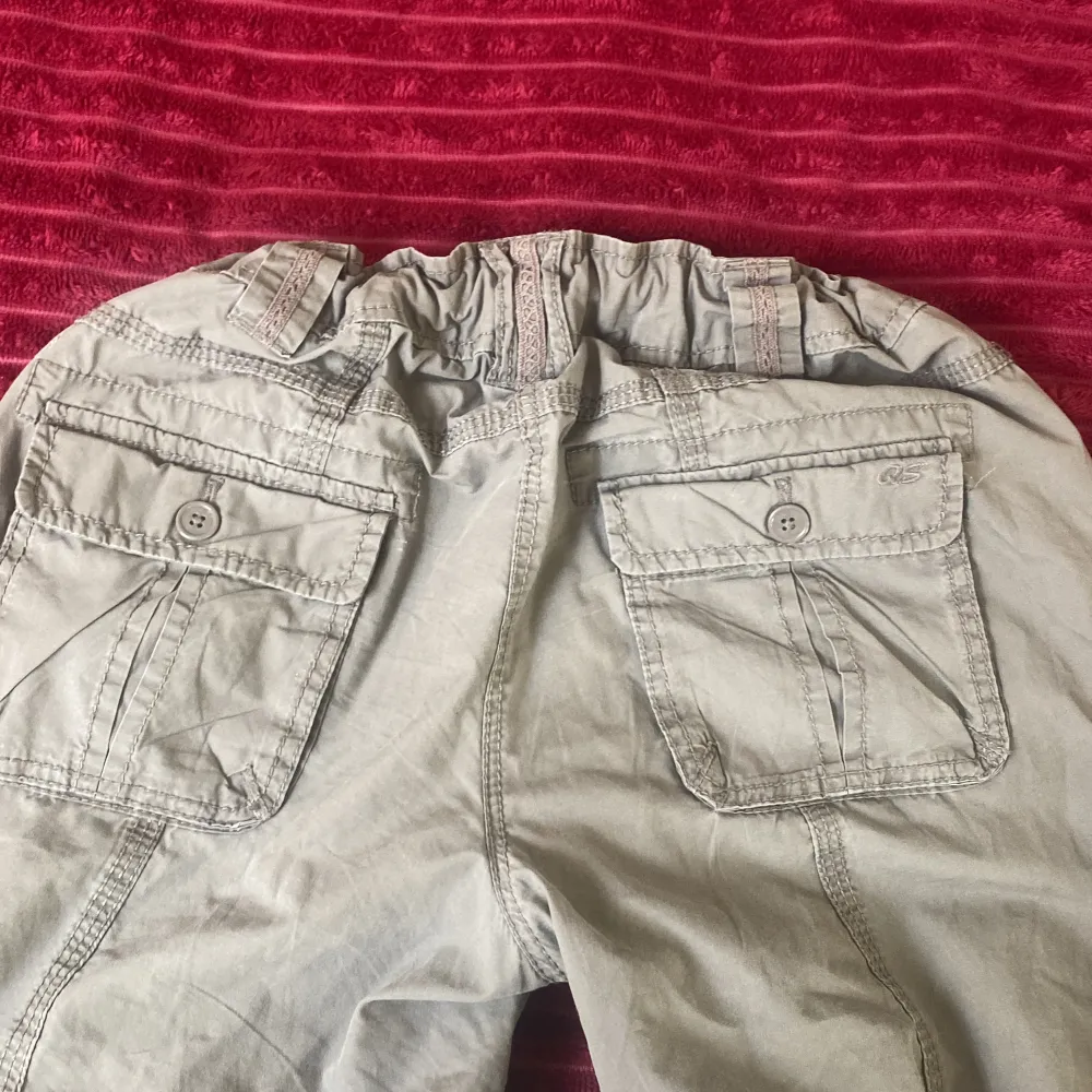 Köpte dessa för 400kr för ett tag sen men använder dem inte längre.  De är lågmidjade sommarbyxxor i tunnt material. Byxorna är från 2000s talet  💋💋. Jeans & Byxor.