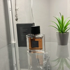 Guerlian lomme ideal extreme  - Tjena, säljer nu en av mina parfymer den är ca 47/50 ml kvar och det är en riktigt god doft som passar bra på speciella tillfällen, nypris ligger på ca 1050kr och  byten går bra och pris kan diskuteras vid en snabb affär!