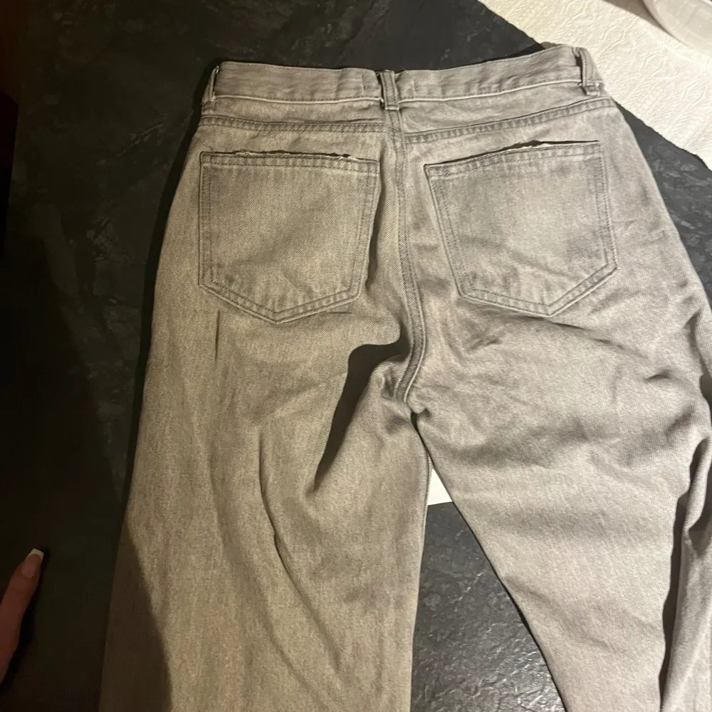 Dom här byxorna är verkligen super snygga. Dom är i storlek 32 och sitter otroligt bra överallt!! Dom passar bra in nu till sommaren då gråa jeans passar till allt och är en så fin färg. Hör av er för fler bilder. Köpta för 500 säljs för 250-300. Jeans & Byxor.