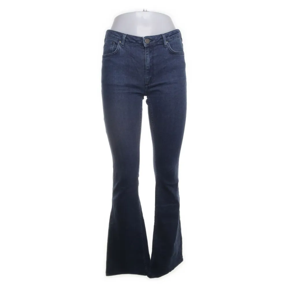 Midjemått:72, Innerbenslängd:85 SKRIV FÖR FLER BILDER  kolla min andra annonser för fler jeans. Jeans & Byxor.