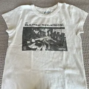 Jätte fin t-shirt från Brandy Melville i väldigt bra skick, knappt använd. Säljer pga att den inte kommer till användning. Skriv gärna prisförslag❤️
