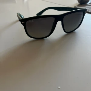 Pissfeta Rayban boyfriend - Raybans hetaste modell just nu som jag säljer pga att de inte kommer till användning. Nästan helt perfekt skick och inga synliga defekter. Inköpta för 1500kr för ett tag sen o kanske har kvar kvitto Skriv vid fler frågor o funderingar!