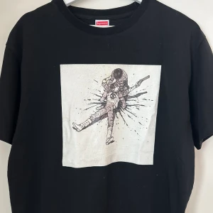 Supreme x Akira T-shirt - Bra skick. Storlek M men passar som S.